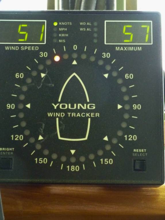 Instrumento do Sea Spirit marca a velocidade dos fortes ventos no oceabo a caminho da Antártida